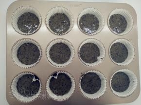 先挤入约5分满的面糊，轻轻磕一下模具，震出气泡。