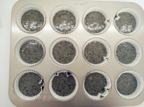 最后继续挤上蛋糕糊，覆盖住黑芝麻酱。