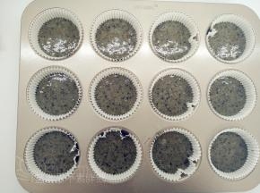 最后继续挤上蛋糕糊，覆盖住黑芝麻酱。