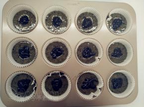 将夹心黑芝麻酱挤在蛋糕糊中心。