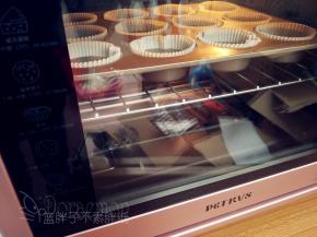 送入预热好的烤箱，上下火175℃，中层，烘烤15分钟。