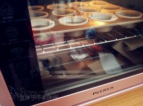 送入预热好的烤箱，上下火175℃，中层，烘烤15分钟。