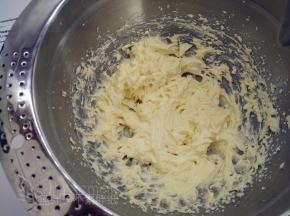 蛋糕烘烤期间我们来做装饰用的黑芝麻奶酪霜。室温软化好的奶油奶酪和黄油加入糖粉，开动电动打蛋器，一直搅打到奶酪霜非常蓬松，纹路清晰可以裱花的状态。