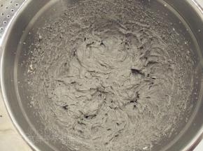 接着加入黑芝麻酱，继续搅打到裱花状态。