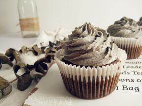 烤好的蛋糕晾凉之后挤上奶酪霜做装饰，最后撒上黑芝麻点缀。