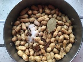 将花生放入锅中，加入八角，香叶，花椒，桂皮，盐。还有适量清水