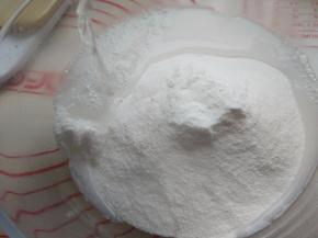 在冰皮月饼预拌粉中加入85度以上的热水