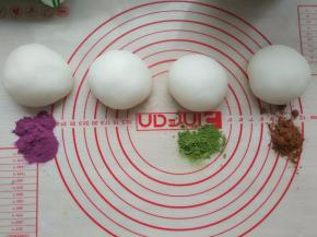分成4等份，分别加入紫薯粉，抹茶粉，可可粉，留一份原色的