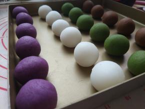 再将每个颜色饼皮分成6份，每份20克，我做的是50克的月饼，皮：馅=2：3