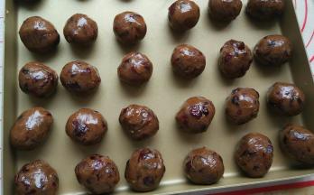 馅料所有食材混合均匀，分成24份，每份30克