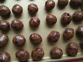 馅料所有食材混合均匀，分成24份，每份30克