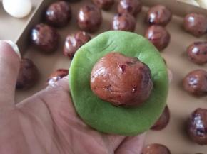 取一只饼皮，加一个馅料