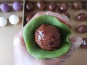 用右手轻轻往下压馅料，再将挤出来的饼皮收口