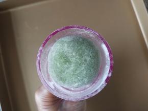 zhan少许手粉，放在模具中，压模，就可以拉，依次完成其他颜色的