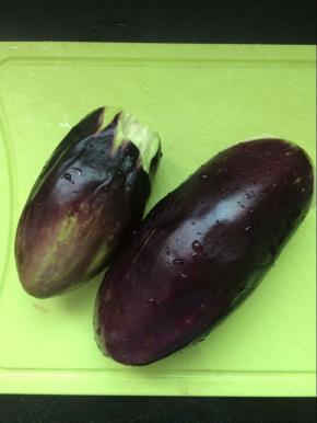 将茄子洗净去掉根部