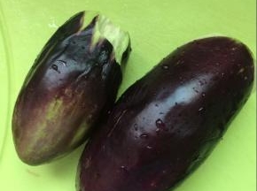 将茄子洗净去掉根部