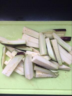 将茄子切成长条状