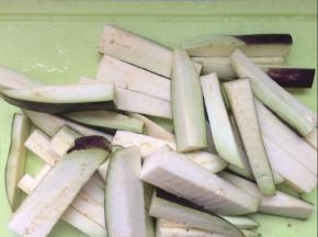 将茄子切成长条状