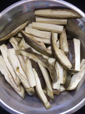 放入蒸锅蒸熟，蒸熟后取出，放凉