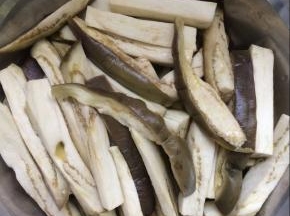 放入蒸锅蒸熟，蒸熟后取出，放凉