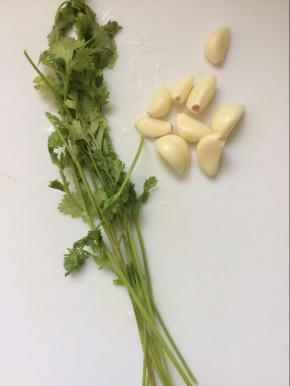 将香菜切段，蒜去皮