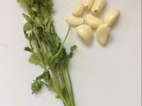 将香菜切段，蒜去皮