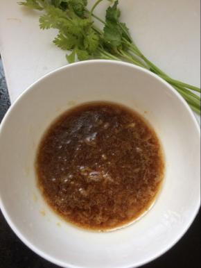 将蒜捣成蒜泥，放入味极鲜，香油，盐，拌匀。