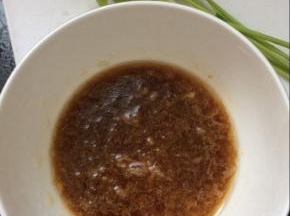 将蒜捣成蒜泥，放入味极鲜，香油，盐，拌匀。