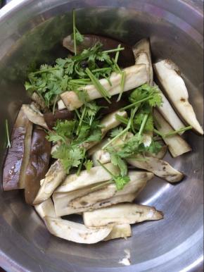 把蒸茄子时滴到盆里的水倒掉，放入香菜