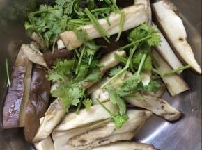 把蒸茄子时滴到盆里的水倒掉，放入香菜
