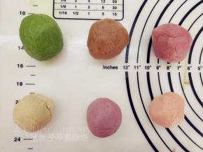 将牛奶桃山皮，均分成6份，分别加入各式的粉类，将其揉匀。