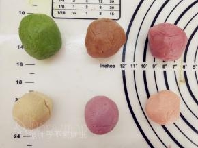 将牛奶桃山皮，均分成6份，分别加入各式的粉类，将其揉匀。