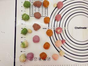 接着按每份15g 的份量，将桃山皮分成20份，分别滚圆备用。