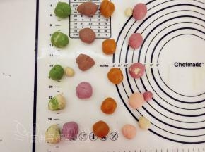 接着按每份15g 的份量，将桃山皮分成20份，分别滚圆备用。