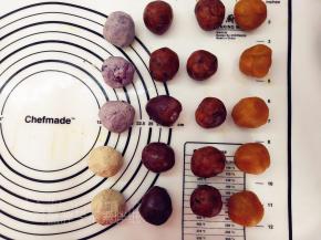 白豆沙馅，分成3份，分别加入粉类、果酱，一样揉匀备用。各种馅料每份35g，一样分成20份，分别滚圆备用。