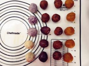 白豆沙馅，分成3份，分别加入粉类、果酱，一样揉匀备用。各种馅料每份35g，一样分成20份，分别滚圆备用。