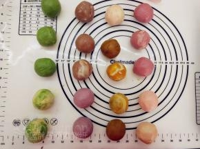 依次将月饼全部包好。