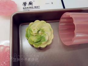 轻轻提起模具，一个美美的月饼就印好啦 。