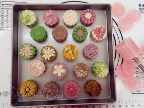 所有月饼都按照这个方法压好。（压月饼之前可以开始预热烤箱，上下火190℃）。