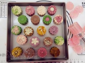 所有月饼都按照这个方法压好。（压月饼之前可以开始预热烤箱，上下火190℃）。