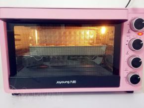 将印好的月饼放在烤盘上，送入预热好的烤箱，上下火170℃，中层，烤15分钟。