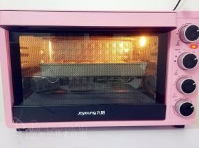 将印好的月饼放在烤盘上，送入预热好的烤箱，上下火170℃，中层，烤15分钟。