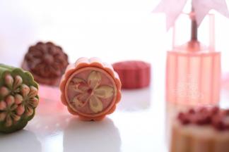 花型二：可以先取一点白色桃山皮，压在模具花纹部分，再压入其它颜色的桃山皮月饼，这样子就是花纹和底色不一样的月饼了。