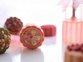 花型二：可以先取一点白色桃山皮，压在模具花纹部分，再压入其它颜色的桃山皮月饼，这样子就是花纹和底色不一样的月饼了。