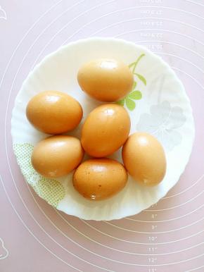 鸡蛋洗干净备用