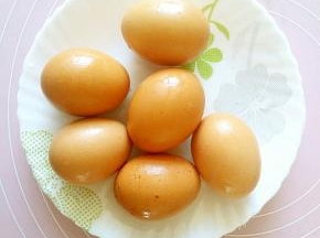 鸡蛋洗干净备用