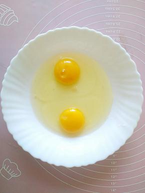 把两个鸡蛋打在盘子里面