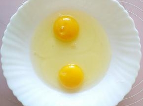 把两个鸡蛋打在盘子里面