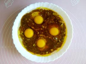 再打上四个鸡蛋