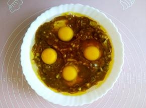 再打上四个鸡蛋